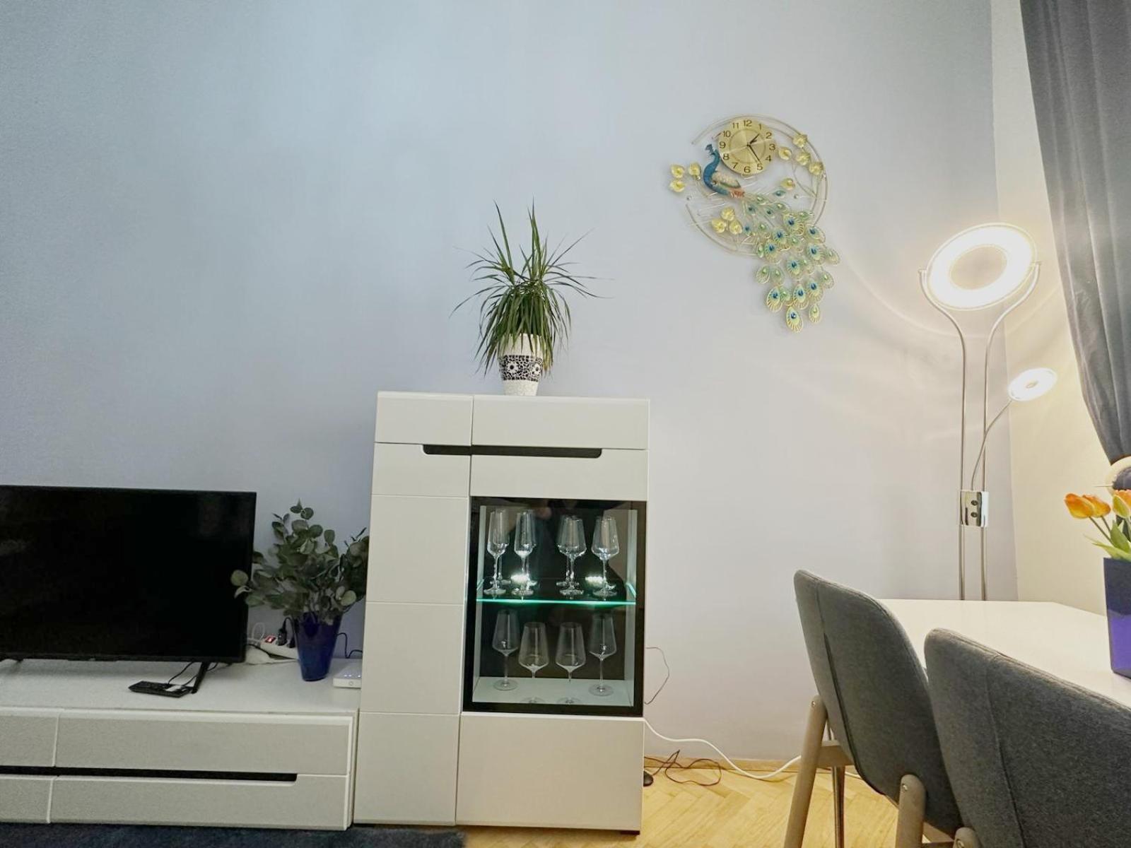Smarald Apartment Виена Екстериор снимка